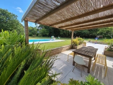 TREMEOC (29) – Corps de ferme rénové de 225 m² au sol avec piscine, studio indépendant, penty et jardin arboré
