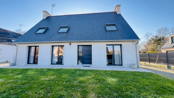BEGMEIL (29) – Maison familiale rénovée avec prestations modernes, 5 chambres et terrasse plein sud à 700 m de la plage