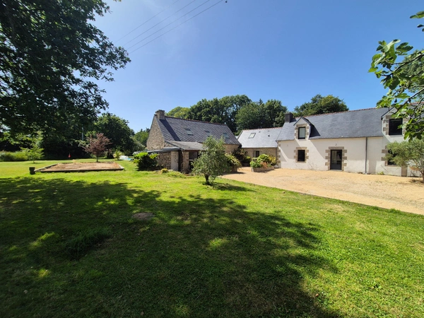 TREMEOC (29) – Corps de ferme rénové de 225 m² au sol avec piscine, studio indépendant, penty et jardin arboré