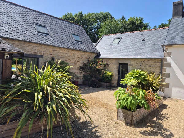 PLONÉOUR-LANVERN (29) – Corps de ferme rénové de 190 m² habitables avec piscine, studio indépendant, penty et jardin arboré