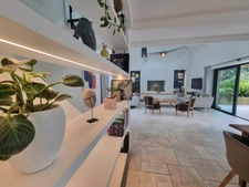TREMEOC (29) – Corps de ferme rénové de 225 m² au sol avec piscine, studio indépendant, penty et jardin arboré