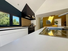 TREMEOC (29) – Corps de ferme rénové de 225 m² au sol avec piscine, studio indépendant, penty et jardin arboré