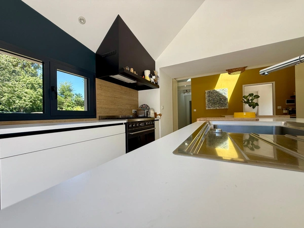 TREMEOC (29) – Corps de ferme rénové de 225 m² au sol avec piscine, studio indépendant, penty et jardin arboré