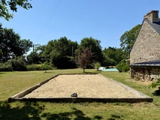 TREMEOC (29) – Corps de ferme rénové de 225 m² au sol avec piscine, studio indépendant, penty et jardin arboré