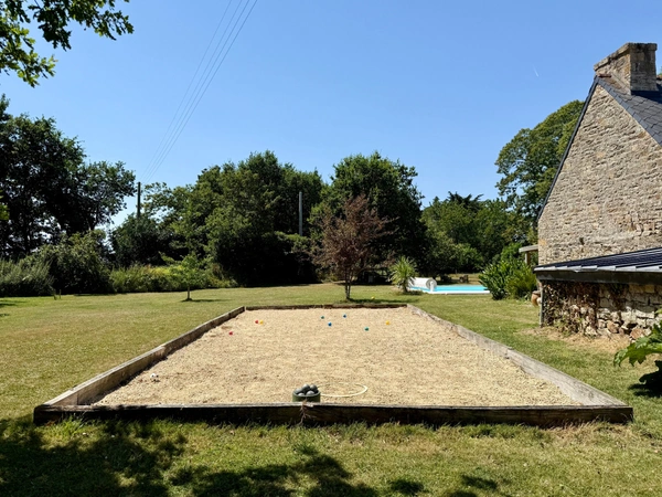 TREMEOC (29) – Corps de ferme rénové de 225 m² au sol avec piscine, studio indépendant, penty et jardin arboré