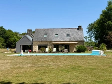 TREMEOC (29) – Corps de ferme rénové de 225 m² au sol avec piscine, studio indépendant, penty et jardin arboré