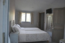 Claveyson (Drôme) – Propriété de caractère du XVIe siècle avec chambres d’hôtes et jardin d’exception 