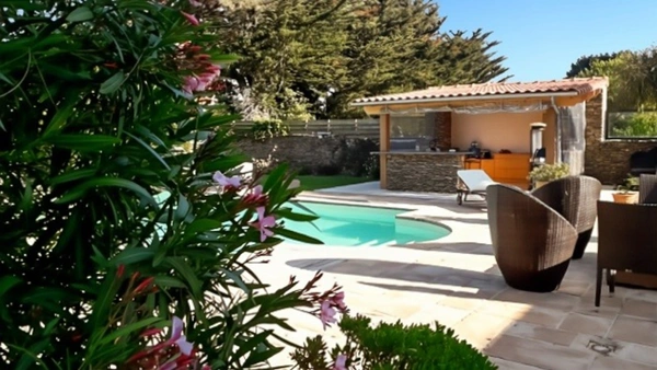 PORNIC SAINTE MARIE - VILLA PISCINE DE 14 PIECES - 7 CHAMBRES - ANNEXES - GARAGES - JARDIN CLOS - 332M2 HABITABLES