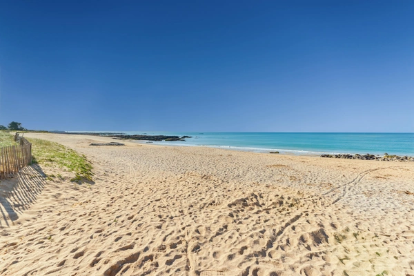 LA TURBALLE PLAGES ET CRIQUES A 4 MINUTES A PIED – VILLA PLAIN PIED 4 Chambres & 1 Dortoir – Jardin AU CALME, clos sans vis-à-vis -Rénovation moderne et chaleureuse.
