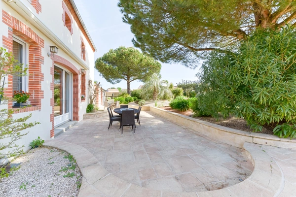 PORNIC SAINTE MARIE - VILLA PISCINE DE 14 PIECES - 7 CHAMBRES - ANNEXES - GARAGES - JARDIN CLOS - 332M2 HABITABLES