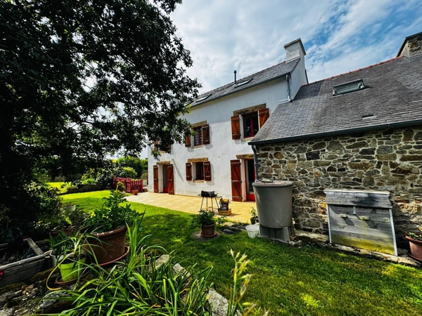 Maison en pierre rénovée - 7 pièces - 132 m² -  Terrain 2500 m²