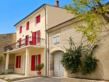 Maison de ville 228m2 avec garage et cour à ALIGNAN DU VENT 
