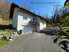 Maison individuelle à vendre 5 pièces à SERRIERES EN CHAUTAGNE (73) d'environ 117 m² à environ 30 minutes d'Aix-les-Bains et d'environ 50 minutes d'Annecy et de Genève, et d'environ 10 minutes du lac