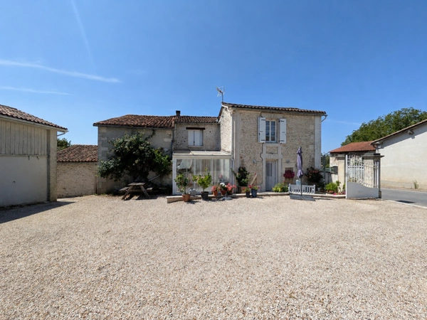 Maison 4 chambres - 116 m² avec dépendances, garage et terrain 871 m² – Proche Villebois-Lavalette