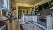 In the heart of the town of ETAMPES (91), a 13-room property for sale, with a large garage, 2 outbuildings and enclosed grounds of 997 m². 
