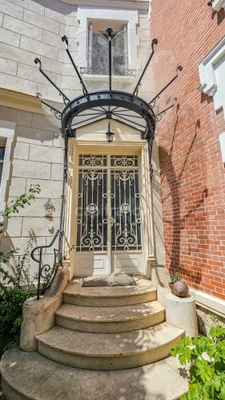 In the heart of the town of ETAMPES (91), a 13-room property for sale, with a large garage, 2 outbuildings and enclosed grounds of 997 m². 
