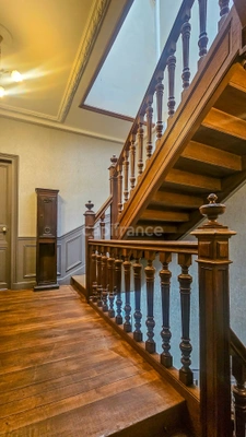 In the heart of the town of ETAMPES (91), a 13-room property for sale, with a large garage, 2 outbuildings and enclosed grounds of 997 m². 