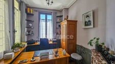 In the heart of the town of ETAMPES (91), a 13-room property for sale, with a large garage, 2 outbuildings and enclosed grounds of 997 m². 