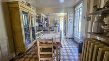 In the heart of the town of ETAMPES (91), a 13-room property for sale, with a large garage, 2 outbuildings and enclosed grounds of 997 m². 