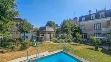 In the heart of the town of ETAMPES (91), a 13-room property for sale, with a large garage, 2 outbuildings and enclosed grounds of 997 m². 