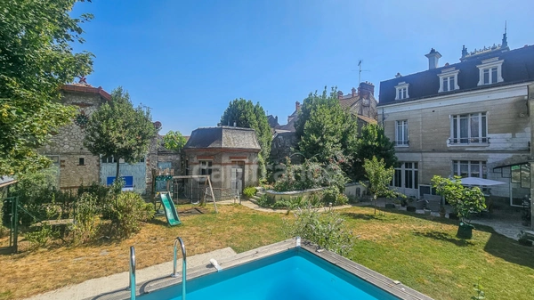Plein centre ville d' ETAMPES (91) propriété à vendre 13 pièces, avec grand garage, 2 dépendances et terrain clos de 997 m². 