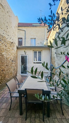 A vendre ETAMPES (91) . Maison en très bon état, 6 pièces, cave, cour et jardin clos. 