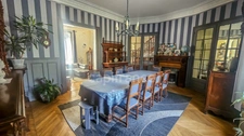 In the heart of the town of ETAMPES (91), a 13-room property for sale, with a large garage, 2 outbuildings and enclosed grounds of 997 m². 