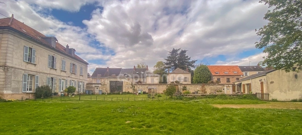 Dpt Essonne (91), à vendre ANGERVILLE propriété composé de 2 maisons (plus de 600 m² habitable) sur terrain de 29700 m².  