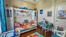 In the heart of the town of ETAMPES (91), a 13-room property for sale, with a large garage, 2 outbuildings and enclosed grounds of 997 m². 