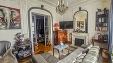 In the heart of the town of ETAMPES (91), a 13-room property for sale, with a large garage, 2 outbuildings and enclosed grounds of 997 m². 