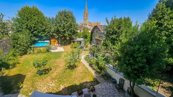 Plein centre ville d' ETAMPES (91) propriété à vendre 13 pièces, avec grand garage, 2 dépendances et terrain clos de 997 m². 