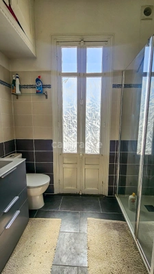 In the heart of the town of ETAMPES (91), a 13-room property for sale, with a large garage, 2 outbuildings and enclosed grounds of 997 m². 