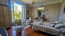 In the heart of the town of ETAMPES (91), a 13-room property for sale, with a large garage, 2 outbuildings and enclosed grounds of 997 m². 