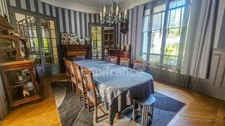 In the heart of the town of ETAMPES (91), a 13-room property for sale, with a large garage, 2 outbuildings and enclosed grounds of 997 m². 