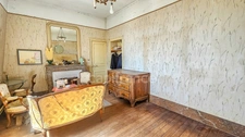 In the heart of the town of ETAMPES (91), a 13-room property for sale, with a large garage, 2 outbuildings and enclosed grounds of 997 m². 