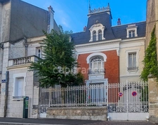 Plein centre ville d' ETAMPES (91) propriété à vendre 13 pièces, avec grand garage, 2 dépendances et terrain clos de 997 m². 