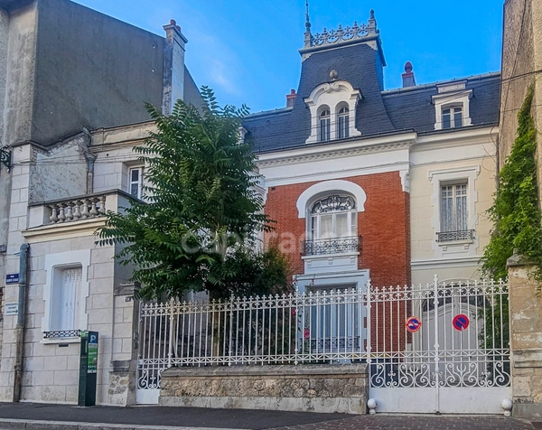 Plein centre ville d' ETAMPES (91) propriété à vendre 13 pièces, avec grand garage, 2 dépendances et terrain clos de 997 m². 