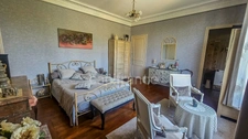 In the heart of the town of ETAMPES (91), a 13-room property for sale, with a large garage, 2 outbuildings and enclosed grounds of 997 m². 