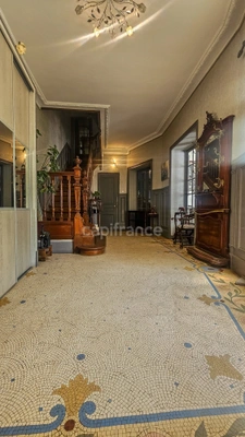 In the heart of the town of ETAMPES (91), a 13-room property for sale, with a large garage, 2 outbuildings and enclosed grounds of 997 m². 