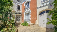 In the heart of the town of ETAMPES (91), a 13-room property for sale, with a large garage, 2 outbuildings and enclosed grounds of 997 m². 