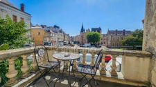 In the heart of the town of ETAMPES (91), a 13-room property for sale, with a large garage, 2 outbuildings and enclosed grounds of 997 m². 