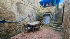 A vendre ETAMPES (91) . Maison en très bon état, 6 pièces, cave, cour et jardin clos. 