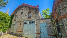 In the heart of the town of ETAMPES (91), a 13-room property for sale, with a large garage, 2 outbuildings and enclosed grounds of 997 m². 