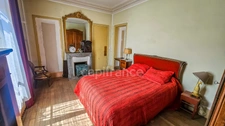In the heart of the town of ETAMPES (91), a 13-room property for sale, with a large garage, 2 outbuildings and enclosed grounds of 997 m². 
