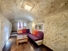 SAINT-ANTOINE-DU-ROCHER – Maison de caractère en tuffeau avec piscine