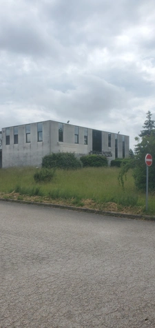 PLATEFORME LOGISTIQUE - 2200 mètres carrés couverts sur 1,5 hectares / CENTRE FRANCE/ BOURGOGNE/LONGVIC (21)