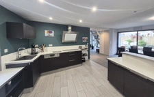 Maison familiale avec grand garage et jaccuzi - 176m2 à SAINT BERTHEVIN (53)