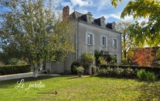 Maison de maitre avec jardin et dépendance, double garage à Saint-Jean-sur-Mayenne (53)