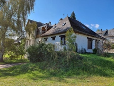 Building for sale in Corrèze (19): commercial premises and 3 apartments + covered parking