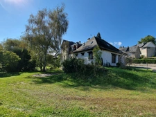 Building for sale in Corrèze (19): commercial premises and 3 apartments + covered parking
